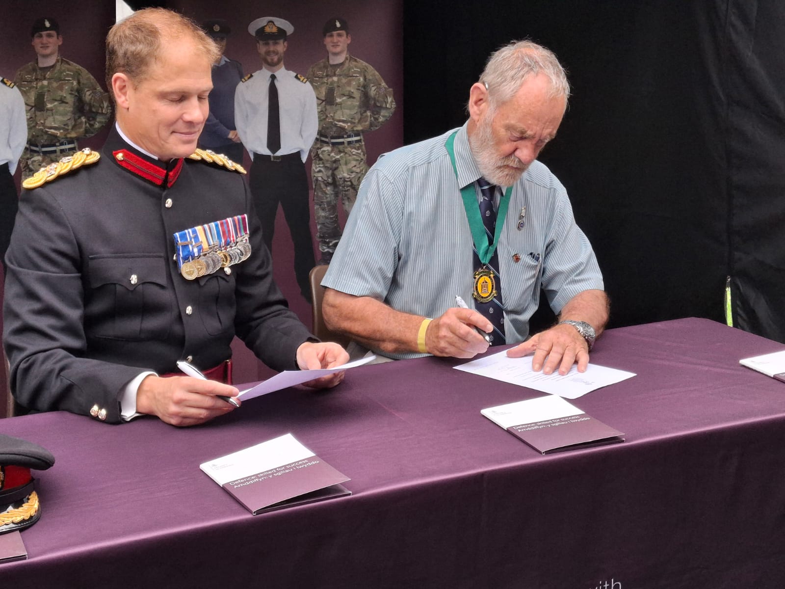 44173-paul_signng_armed_forces_covernant